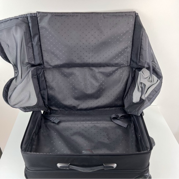 TUMI BLK UPRIGHT ROLLING EXPANDABLE +GARMENT SLEEVE #22034D4-CARRYON - Picture 13 of 16